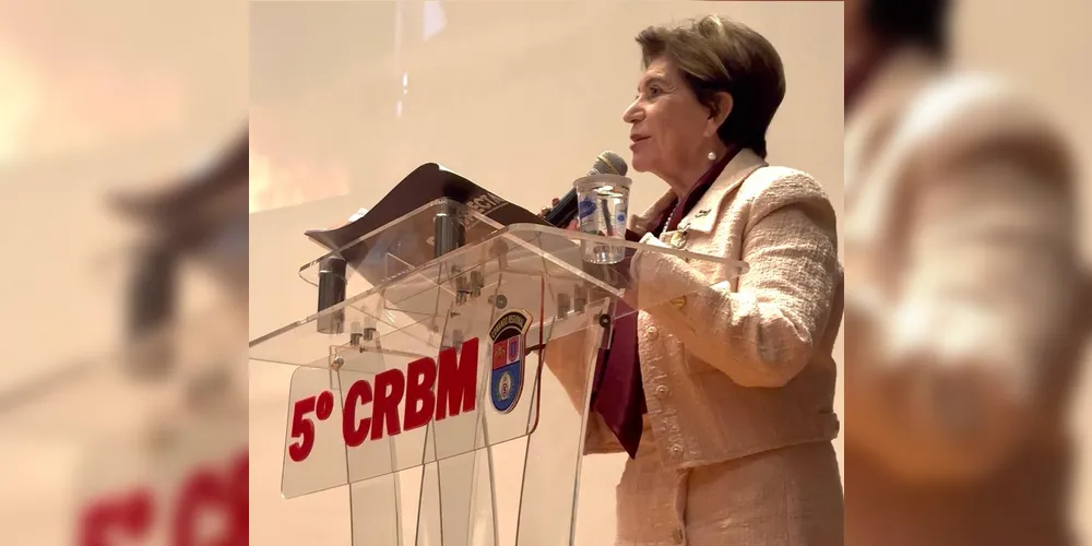 A prefeita foi uma das homenageadas e recebeu sua medalha momentos antes de fazer o anúncio