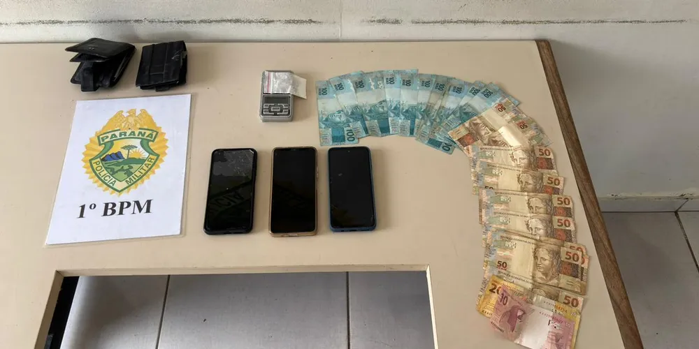 O suspeito e os objetos apreendidos foram encaminhados à Delegacia de Polícia Civil para os procedimentos cabíveis