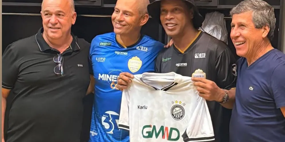 Júnior Bueno, Alex de Souza, Ronaldinho Gaúcho e Álvaro Goes