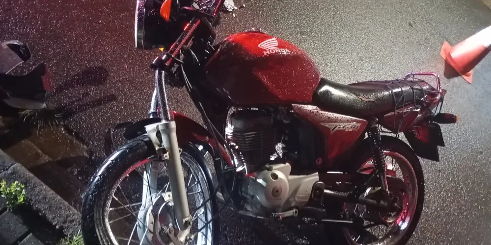 A moto ficou amassada com a colisão