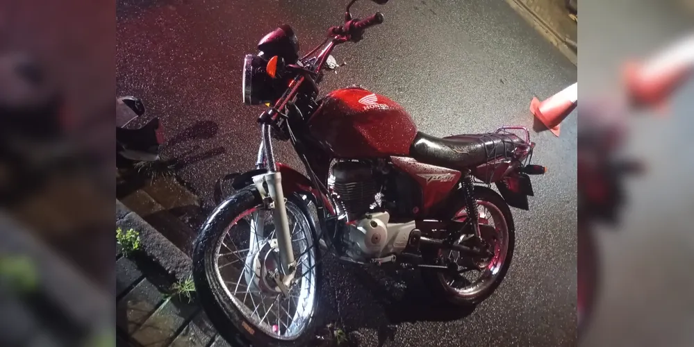 A moto ficou amassada com a colisão
