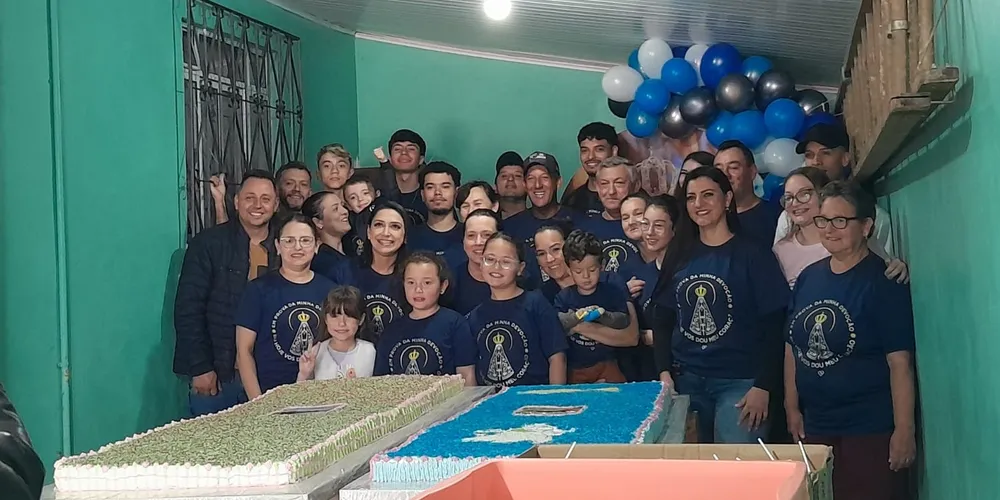 Família da Dona Marli reunida em prol da festa para as crianças