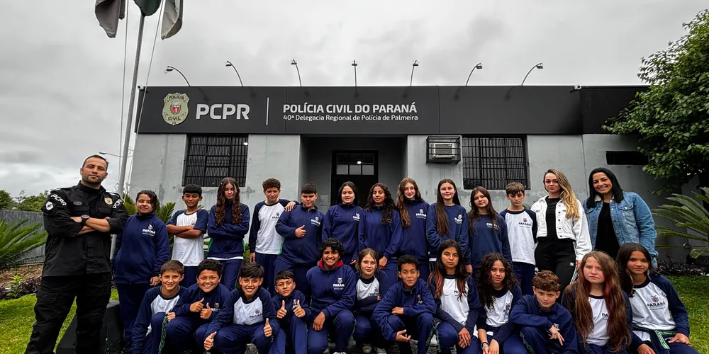 Alunos do Colégio Estadual David Carneiro durante visita a delegacia