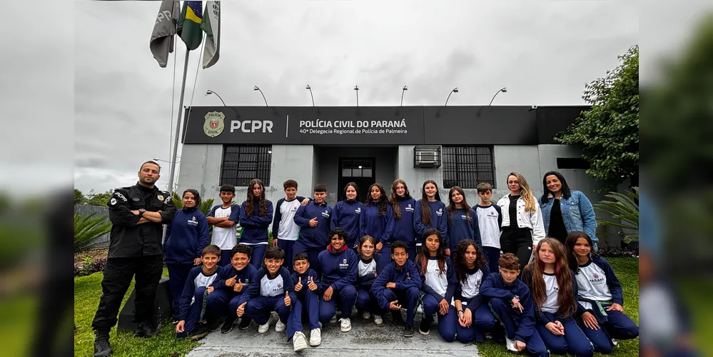 Alunos do Colégio Estadual David Carneiro durante visita a delegacia