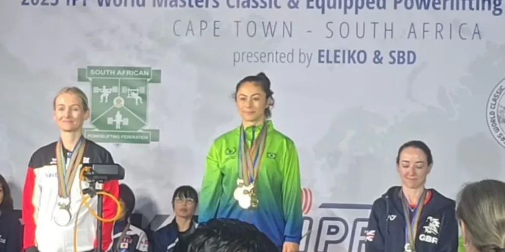 Renata com a medalha no peito no primeiro lugar do pódio