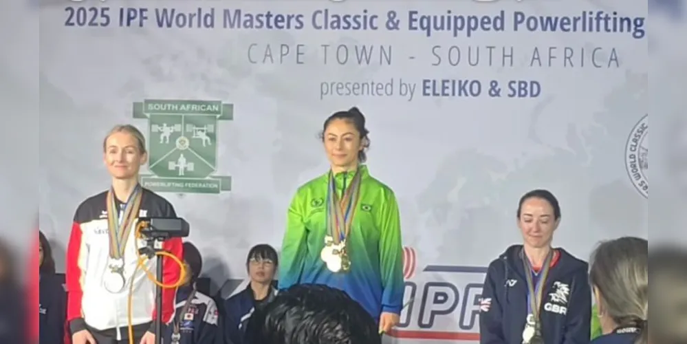 Renata com a medalha no peito no primeiro lugar do pódio