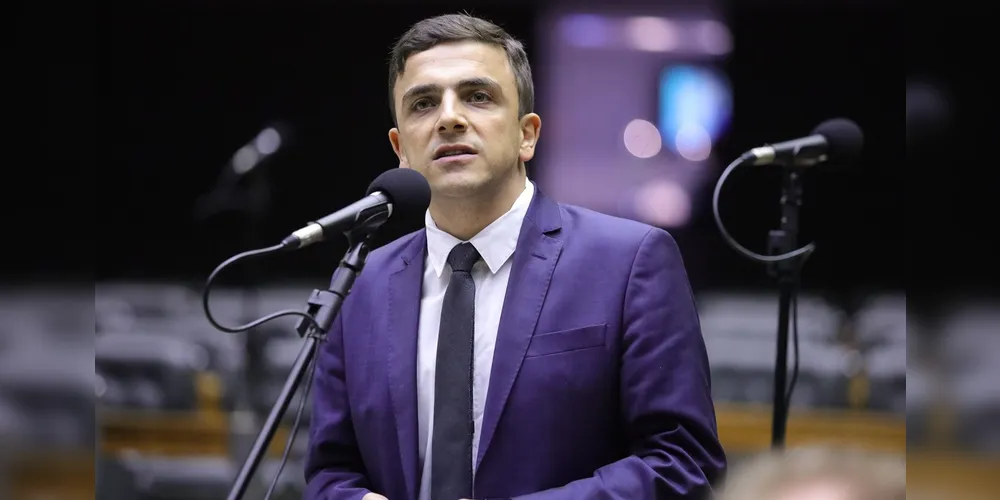 O deputado ressaltou a urgência de transformar o reconhecimento social dos professores em ações concretas