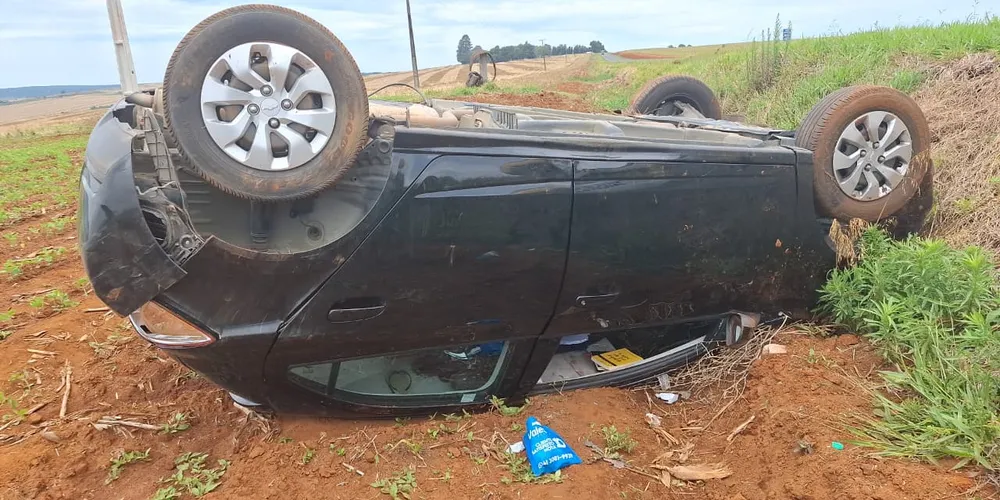 Onix com placas de Curitiba saiu da pista no km 177