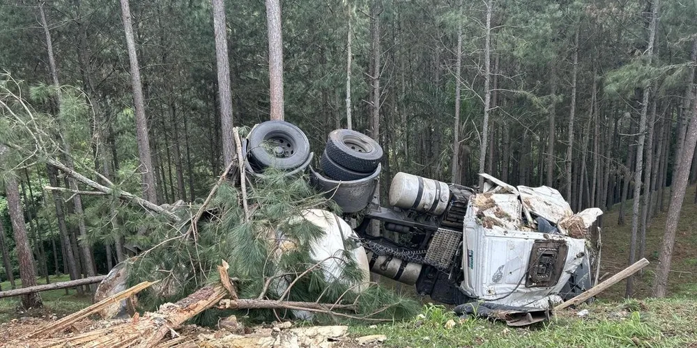 Até o momento da publicação desta matéria, segundo a PRE, o caminhão segue no local do acidente