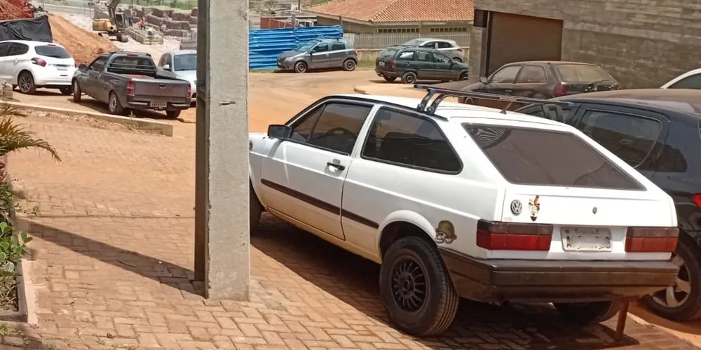 O veículo é um Volkswagen Gol, de cor branca