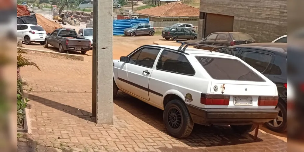 O veículo é um Volkswagen Gol, de cor branca
