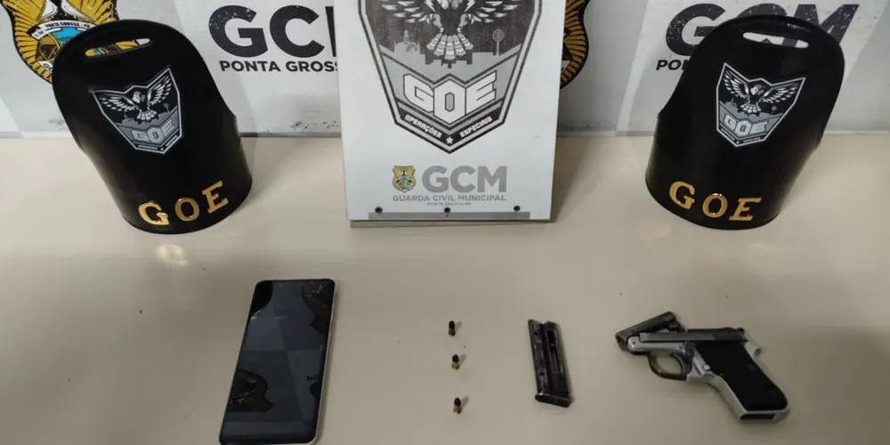 Ao perceber a aproximação da viatura, o homem arremessou um objeto ao solo, atitude que chamou a atenção da equipe e motivou a abordagem