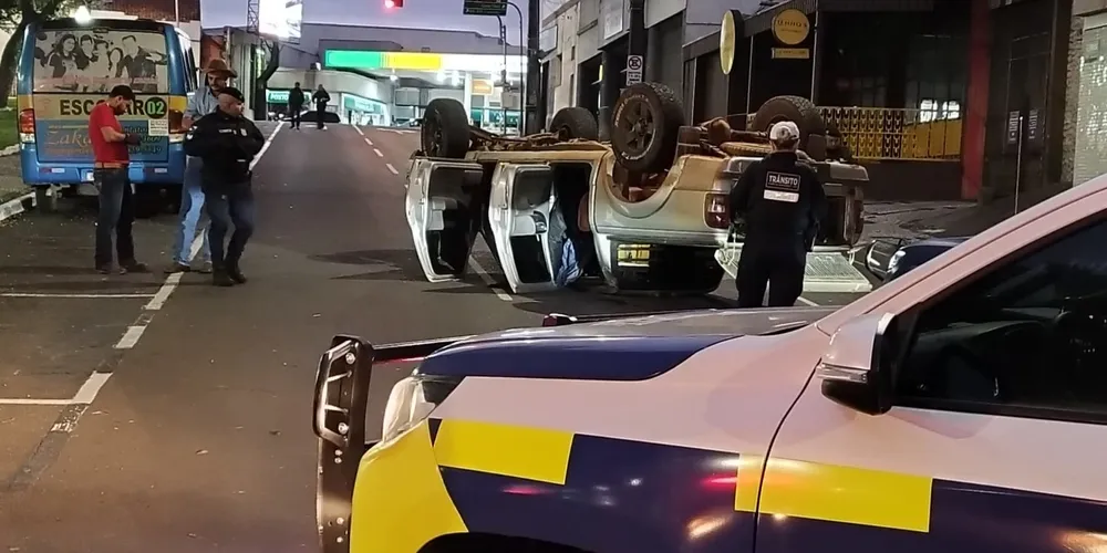 Com a colisão, a Ranger acabou capotando na pista