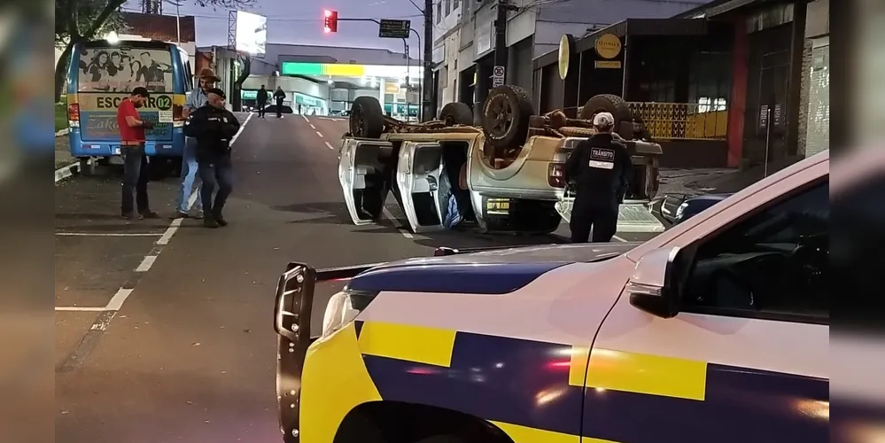 Com a colisão, a Ranger acabou capotando na pista