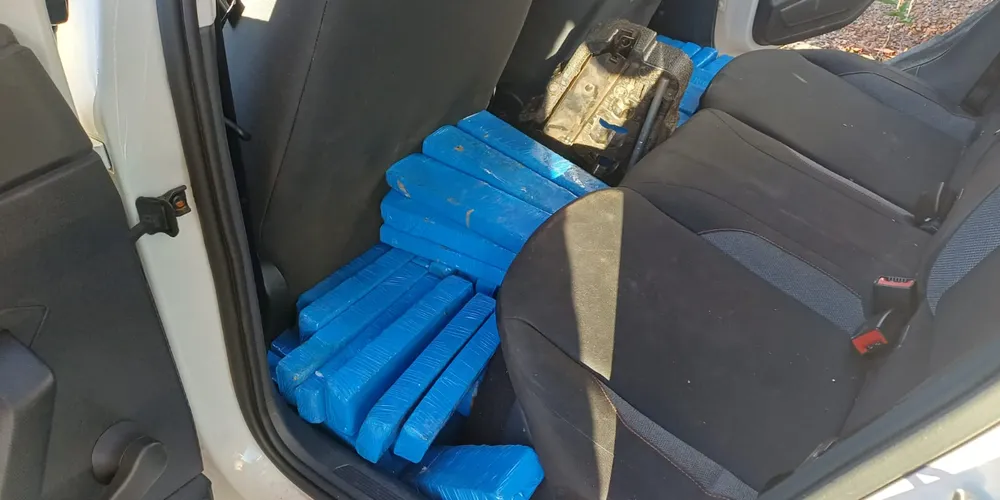 488,4 kg de maconha foram encontrados no veículo