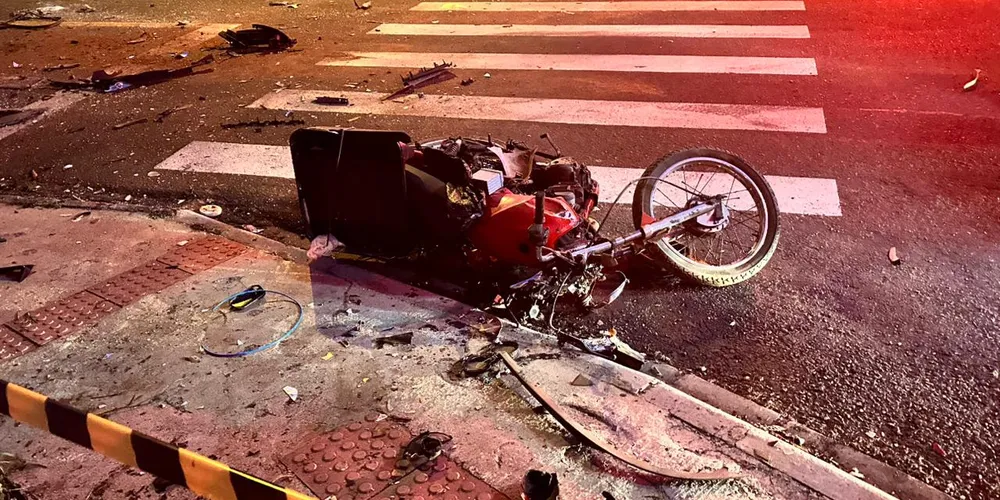 Motocicleta ficou destruída após o acidente