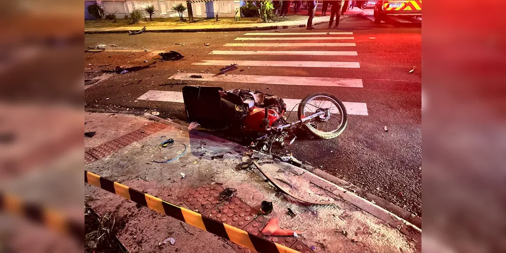 Motocicleta ficou destruída após o acidente