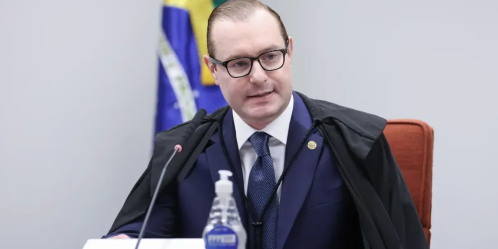 Ministro Cristiano Zanin aprovou inclusão de sessões extras para julgamento do ex-presidente Jair Bolsonaro.