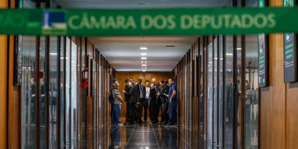 Agentes da PF cumprem mandado de busca e apreensão em gabinete na Câmara pela Operação Lesa Pátria, em 2024.