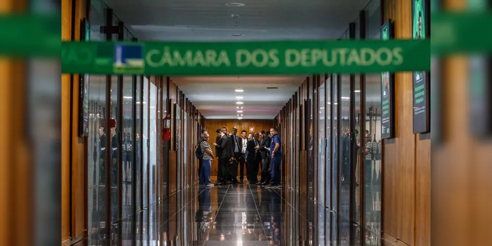 Agentes da PF cumprem mandado de busca e apreensão em gabinete na Câmara pela Operação Lesa Pátria, em 2024.