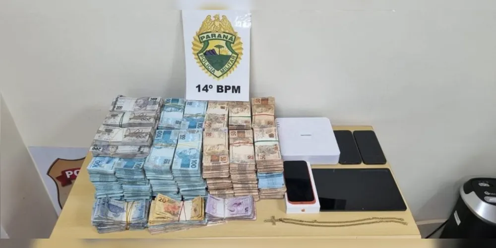 As equipes atenderam a uma denúncia de roubo e suspeita de lavagem de dinheiro no local