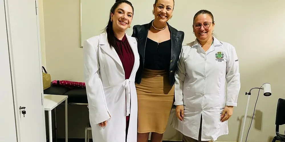 O primeiro atendimento aconteceu nesta terça-feira (16) e foi acompanhado pela secretária de Saúde, Andrea Silva (ao centro)