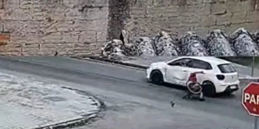 Nas imagens, é possível ver o momento em que o adolescente desce pela via em alta velocidade