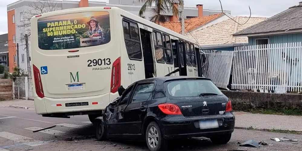 O acidente aconteceu por volta das 11h30