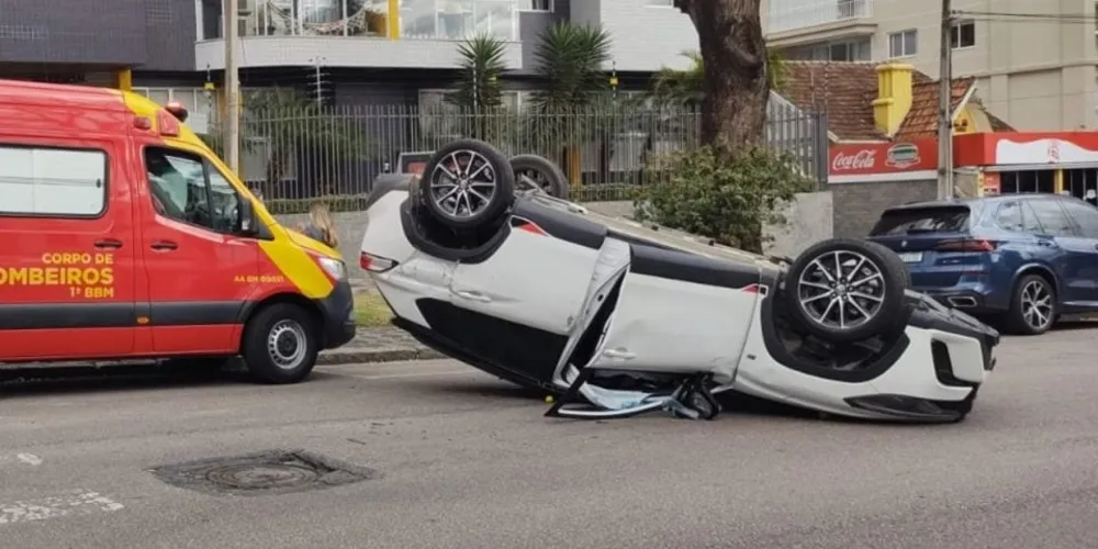 O veículo capotou no cruzamento da Avenida Iguaçu com a Rua Leôncio Correia