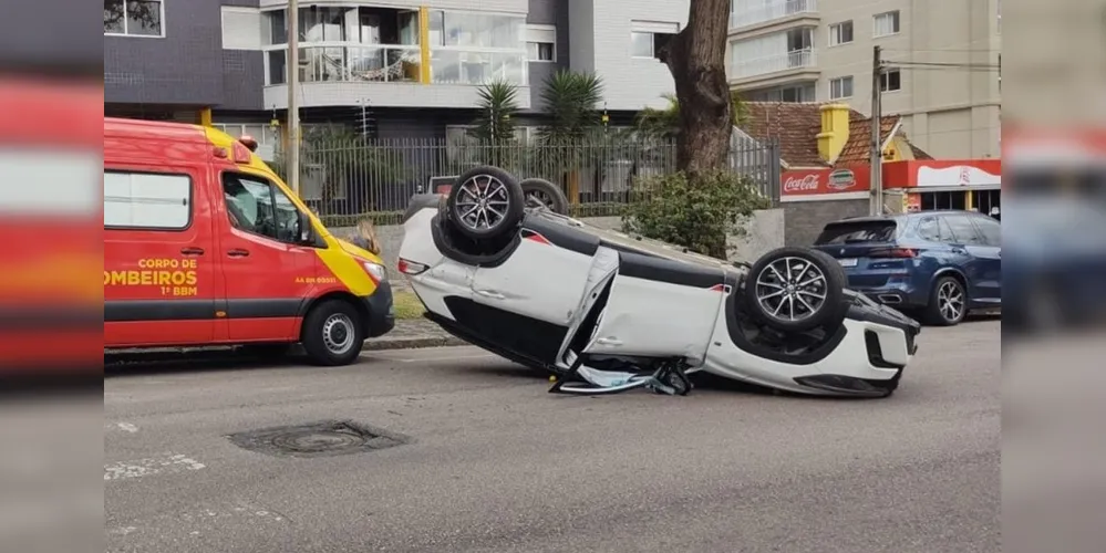 O veículo capotou no cruzamento da Avenida Iguaçu com a Rua Leôncio Correia