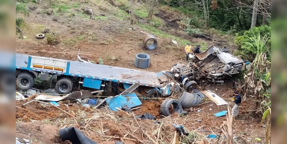 O caminhão ficou completamente destruído