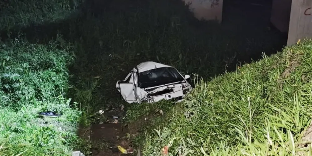 Sandero capotou diversas vezes e caiu em um rio