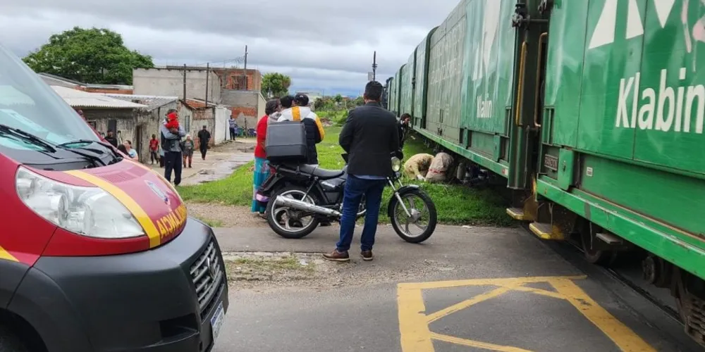 A vítima foi socorrida no local e encaminhada em estado grave ao Hospital Cajuru