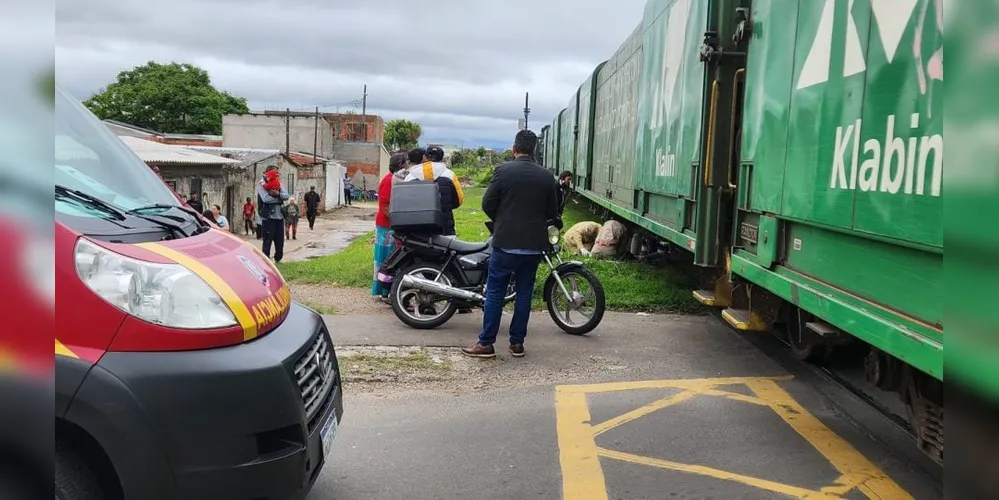 A vítima foi socorrida no local e encaminhada em estado grave ao Hospital Cajuru
