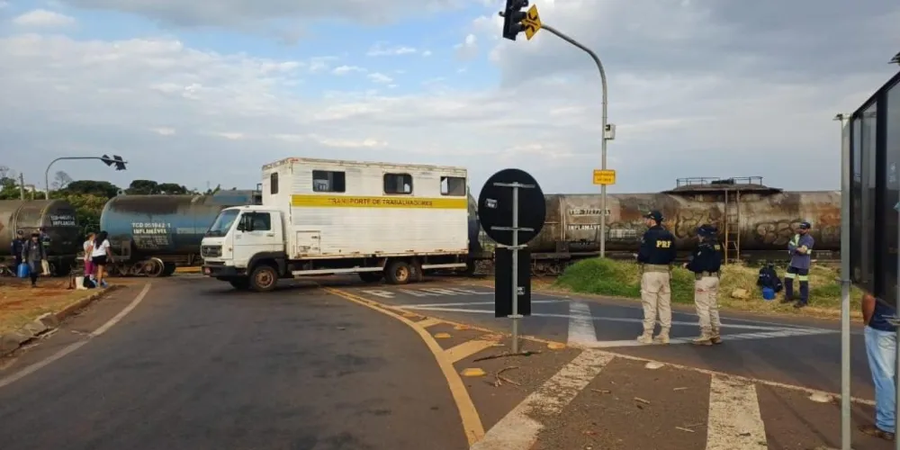 O caminhão transportava trabalhadores em um compartimento adaptado com bancos, mas registrado como veículo de carga nos sistemas da Polícia Rodoviária Federal (PRF)