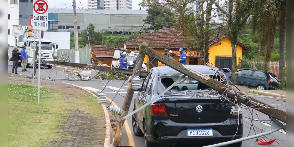 Um terceiro poste foi danificado em decorrência do acidente