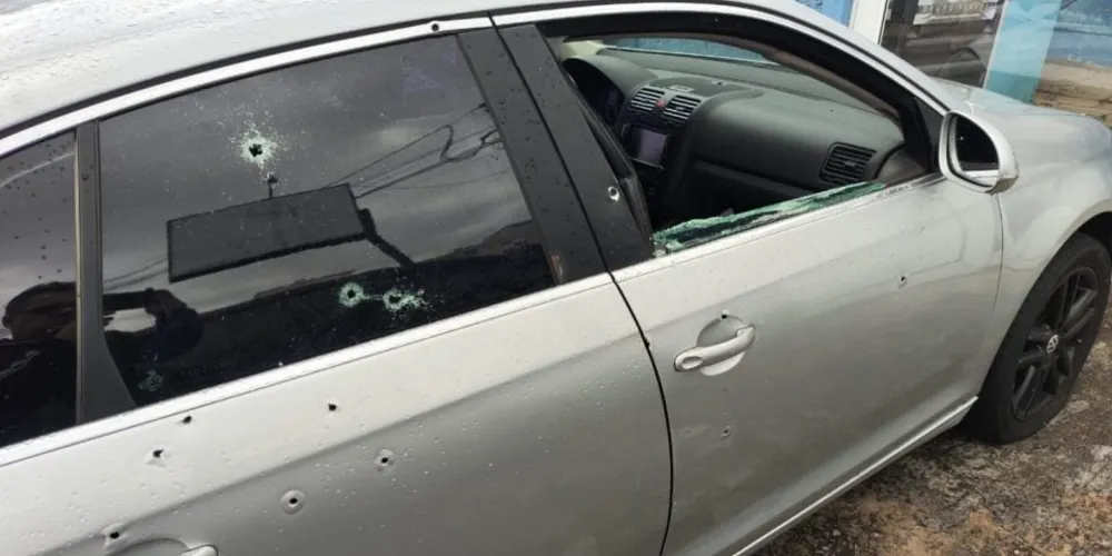 O veículo da vítima ficou cravejado de balas