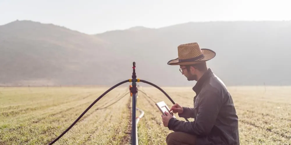 Agricultor utilizando tecnologia