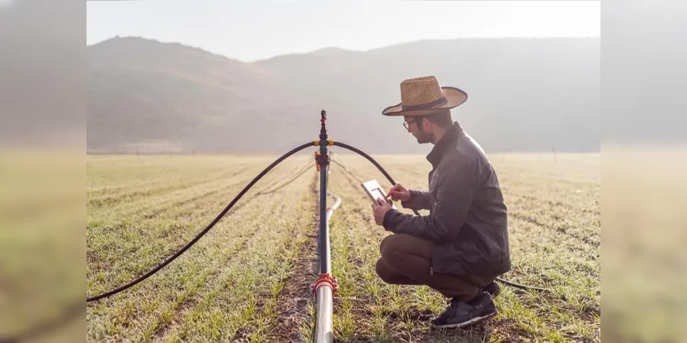 Agricultor utilizando tecnologia