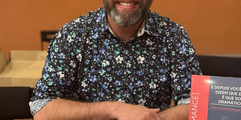 Neste sábado (4), o Secretário Municipal de Cultura, Alberto Schramm Portugal, recebe homenagens por seu aniversário. Referência no fomento à cultura local, Alberto se destaca pela dedicação em valorizar a arte e a história de nossa cidade. Da Coluna RC, votos de alegrias, saúde e muitas conquistas.