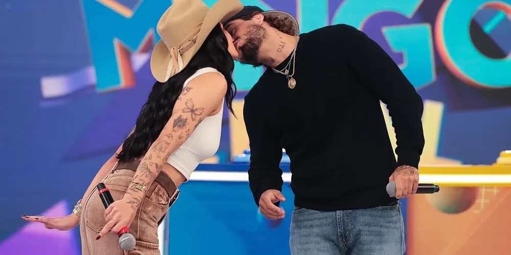 O casal dançou agarradinho e se divertiu no palco do programa