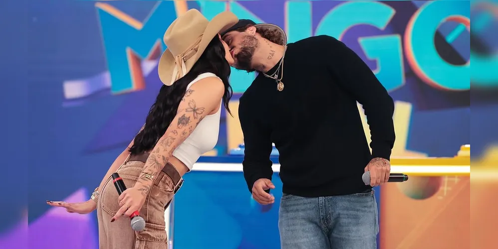 O casal dançou agarradinho e se divertiu no palco do programa
