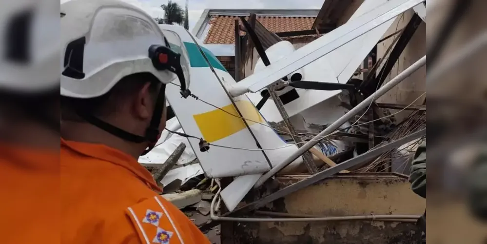 Segundo o Corpo de Bombeiros, o piloto deixou os destroços andando e sem ferimentos graves