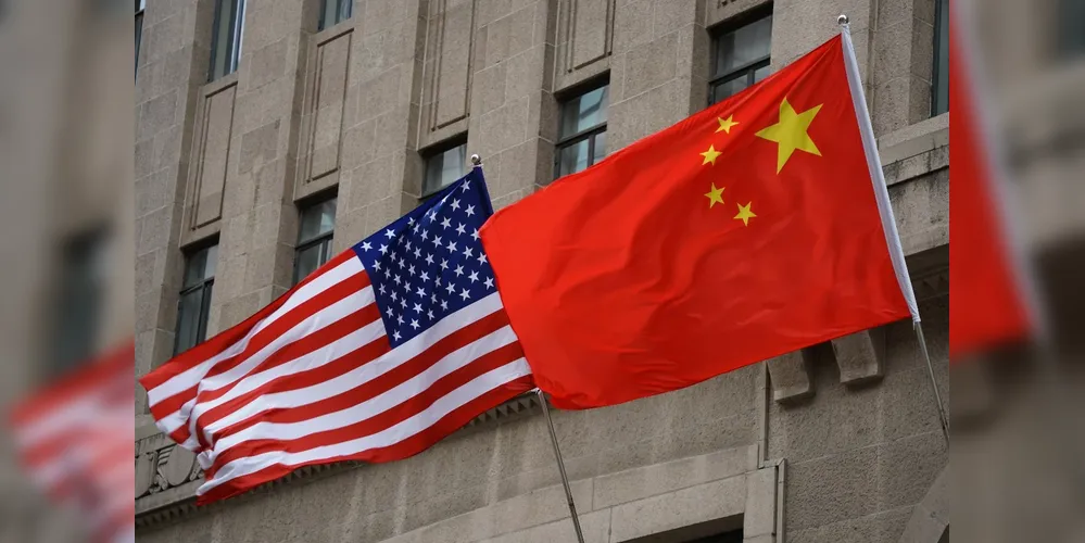 Bandeiras tremulantes dos Estados Unidos e da China