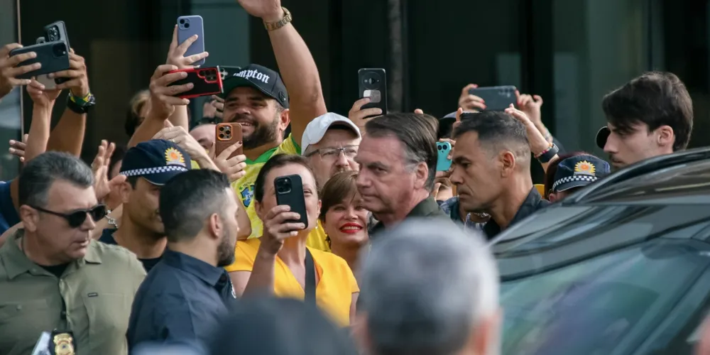 Trata-se da primeira vez que o ex-chefe do Executivo deixa a prisão domiciliar desde que foi condenado por tentativa de golpe pela Primeira Turma do Supremo Tribunal Federal (STF)