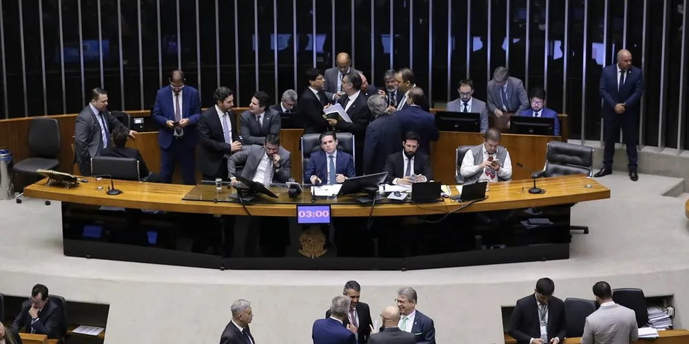 Parlamentares reunidos na câmara para votação