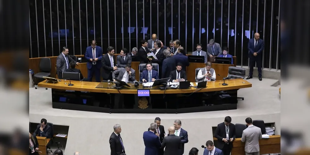 Parlamentares reunidos na câmara para votação