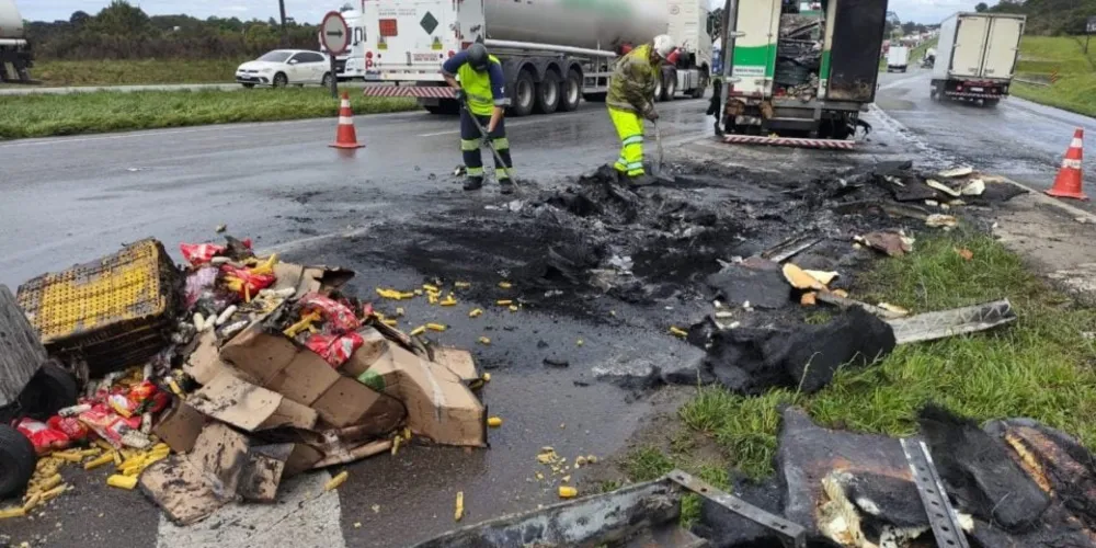 O veículo transportava polenta, pão de queijo, tortas e outras variedades de congelados para Ponta Grossa