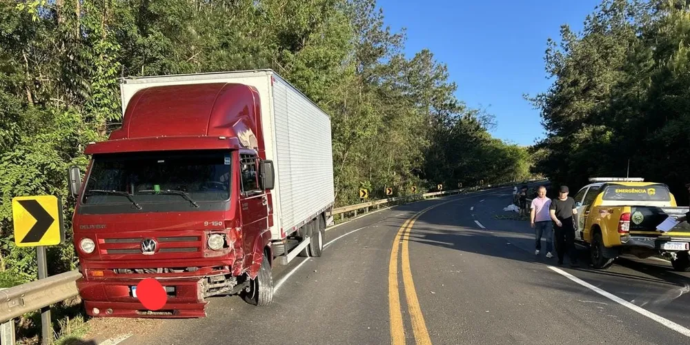 Acidente envolveu uma motocicleta e um caminhão