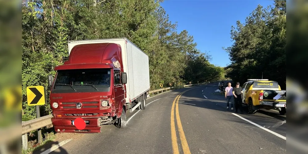 Acidente envolveu uma motocicleta e um caminhão